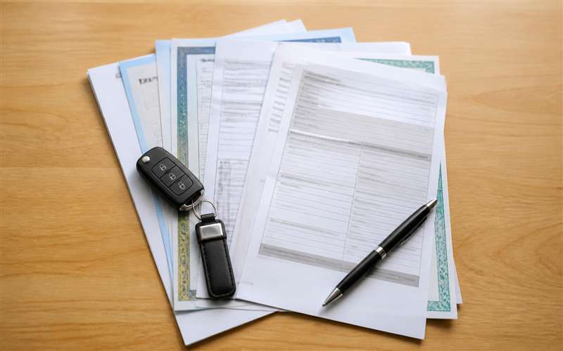 Documentos organizados para transferência de veículo