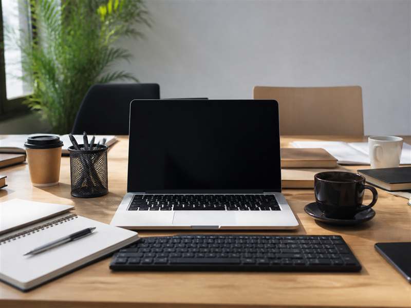 Mesa de trabalho de equipe editorial revisando conteúdo
